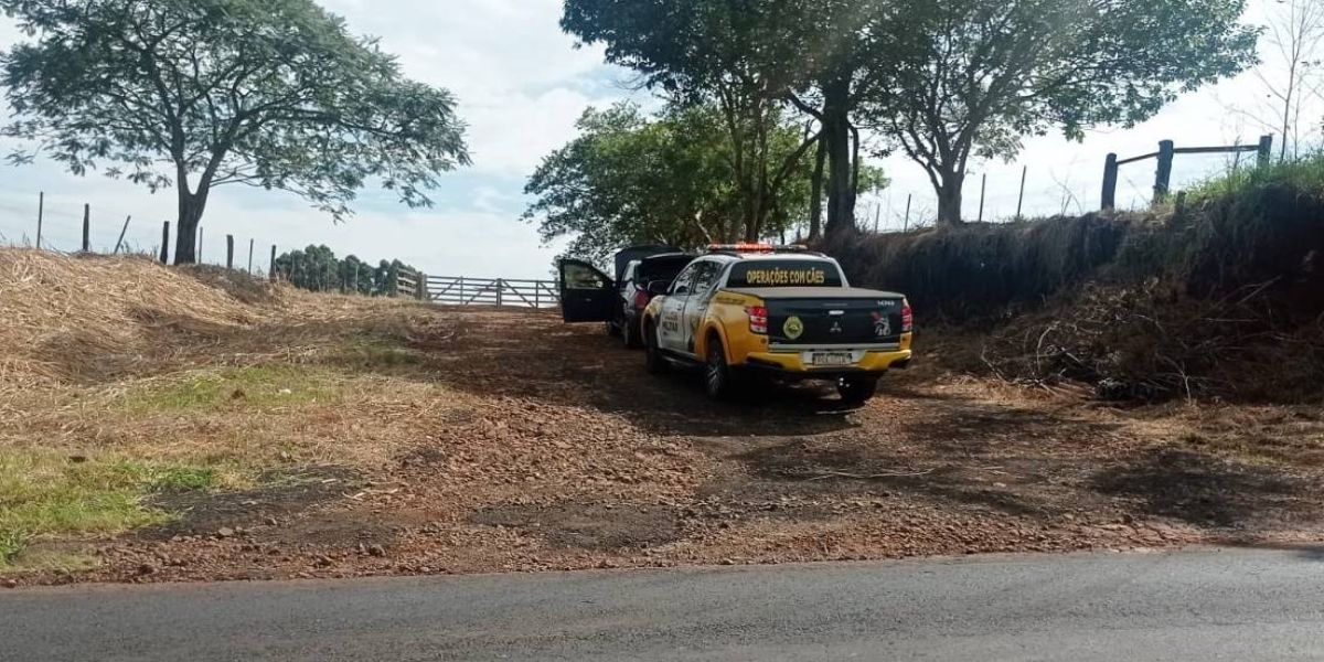 PRE apreende veículo transportando crack e detém indivíduo na PR-180 em Cascavel