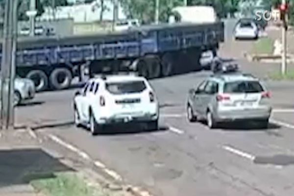 Imagem referente a notícia: Câmera de segurança registra forte colisão entre caminhão e moto no Bairro São Cristóvão