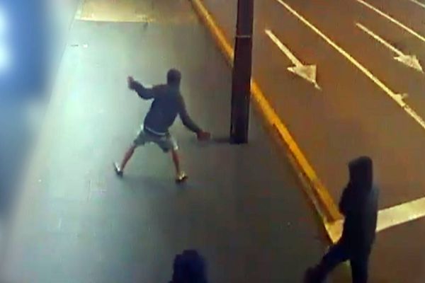 Imagem referente a notícia: Câmera de segurança registra tentativa de arrombamento no centro de Cascavel