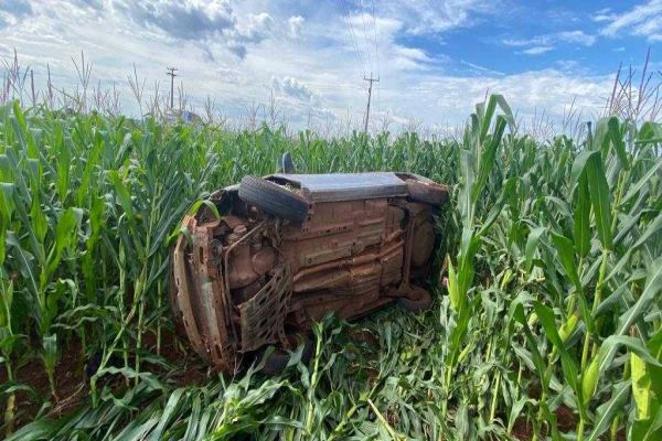 Mulher fica ferida ao capotar veículo na PR 488, entre Santa Helena e Diamante do Oeste