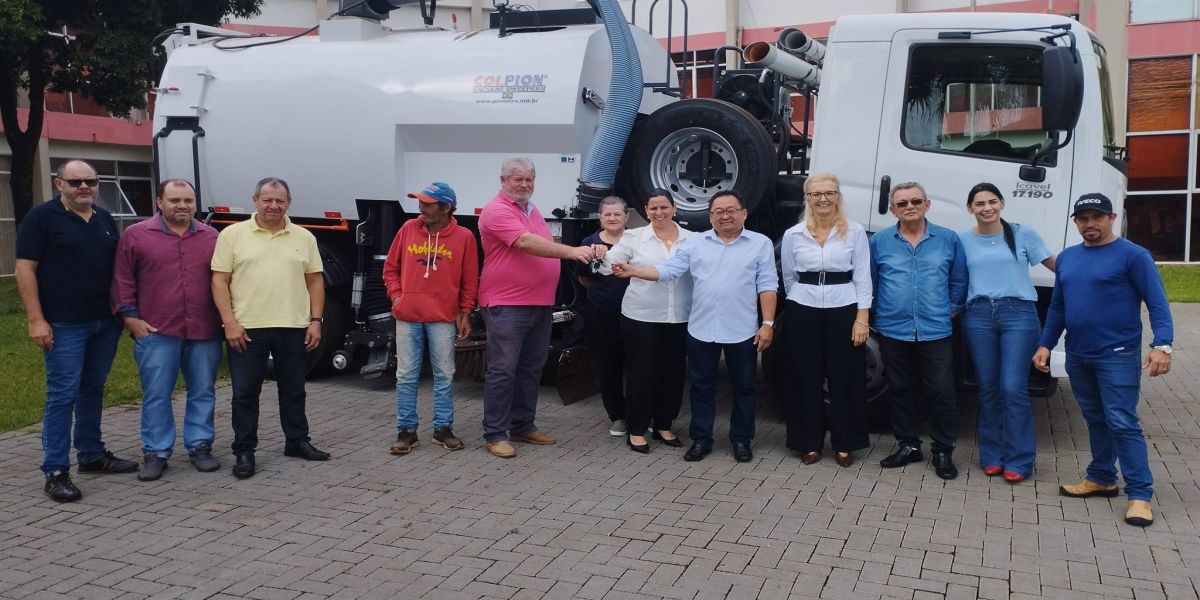 Cafelândia adquire caminhão varredor mecanizado para auxiliar na limpeza pública