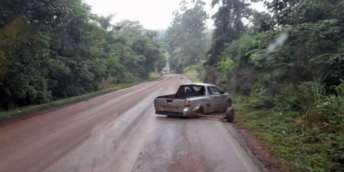 Montana tem a roda traseira arrancada após acidente na PR-575 entre Cafelândia e Penha