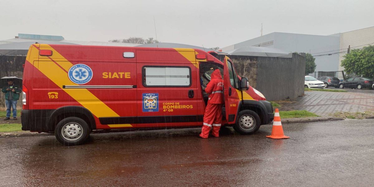 Motociclista sofre queda e é socorrido pelo Corpo de Bombeiros no Bairro São Cristóvão