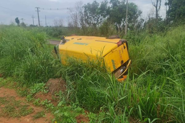 Jovem de 25 anos fica ferido após Ducato tombar na PR-364 em Terra Roxa