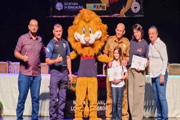 Teatro Municipal de Toledo fica lotado para formatura de mais uma turma do Proerd