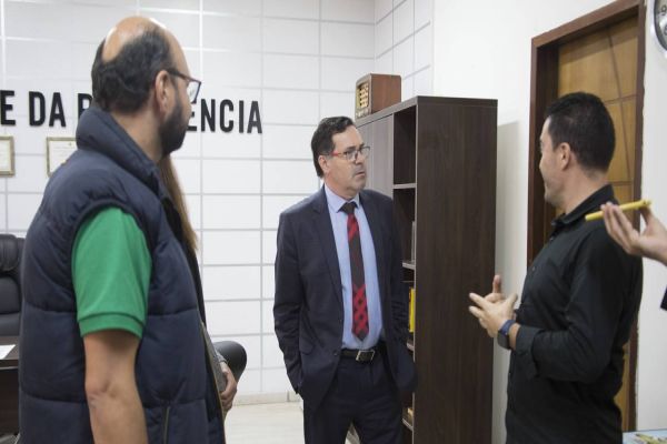 Delegação do Legislativo de Londrina conhece TV Câmara e acompanha sessão
