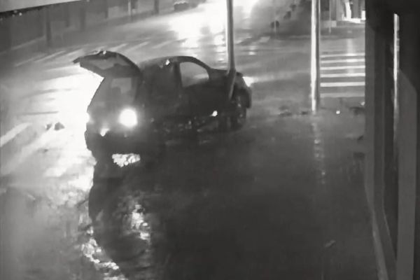 Imagem referente a notícia: Forte colisão de trânsito é flagrada por câmera de segurança no centro de Cascavel