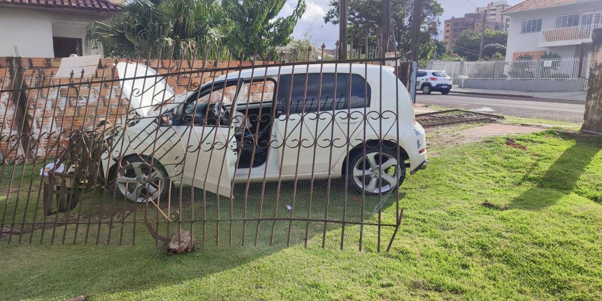 Jovem perde o controle de carro e bate contra muro de residência na Rua Bom Jesus
