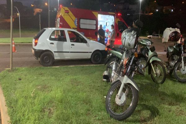 Mulher fica ferida após acidente entre motocicleta e carro em Cascavel
