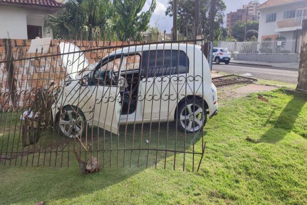 Jovem perde o controle de carro e bate contra muro de residência na Rua Bom Jesus
