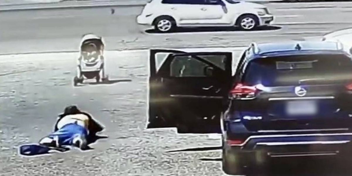 Homem salva carrinho de bebê desgovernado; Veja o vídeo