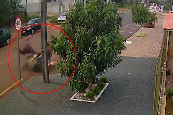 Imagem referente a notícia: Imagens de câmera de segurança flagram acidente envolvendo ciclista e moto no Bairro Presidente