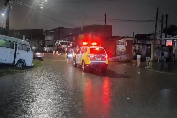 Adolescente morre após ser atingido por raio durante temporal em Curitiba