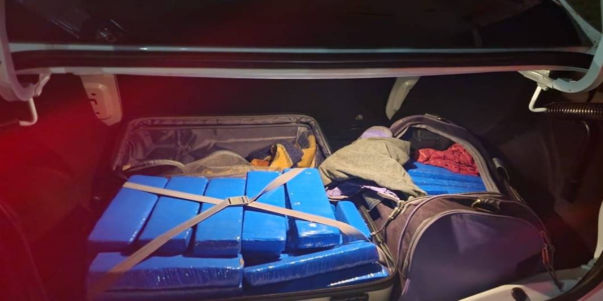 Polícia Rodoviária Estadual prende dupla transportando grande quantidade de maconha em Jesuítas