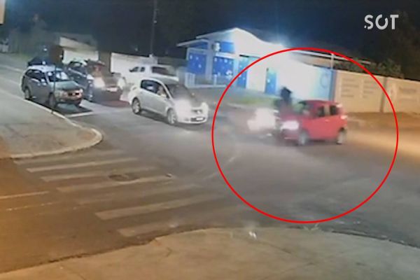 Imagem referente a notícia: Câmera de monitoramento registra colisão entre carro e moto no Bairro Brasília
