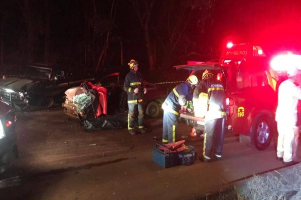 Imagem referente a notícia: Homem morre e outras seis pessoas, sendo três crianças ficam feridas em colisão frontal na PR-573