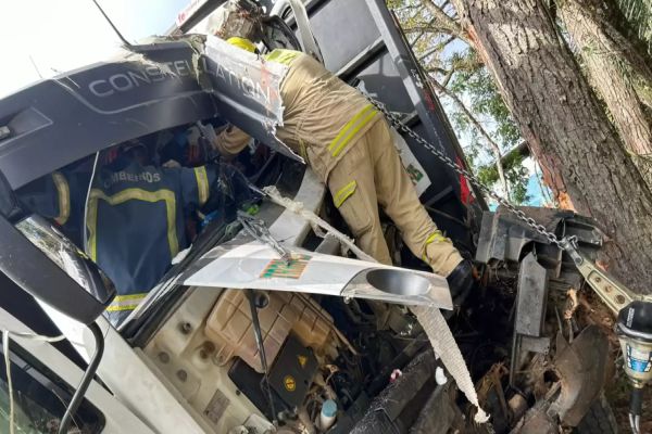 Imagem referente a notícia: Grave acidente deixa caminhoneiro preso nas ferragens na BR-476 em Tunas do Paraná