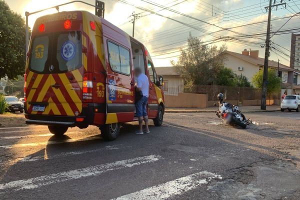 Imagem referente a notícia: Motociclista de 62 anos fica ferido em acidente de trânsito no centro de Cascavel