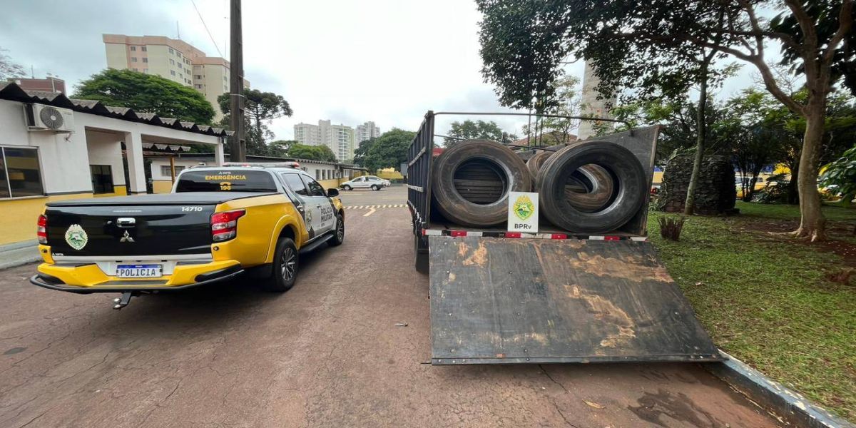 PRE apreende caminhão transportando pneus contrabandeados na PR-486 em Cascavel