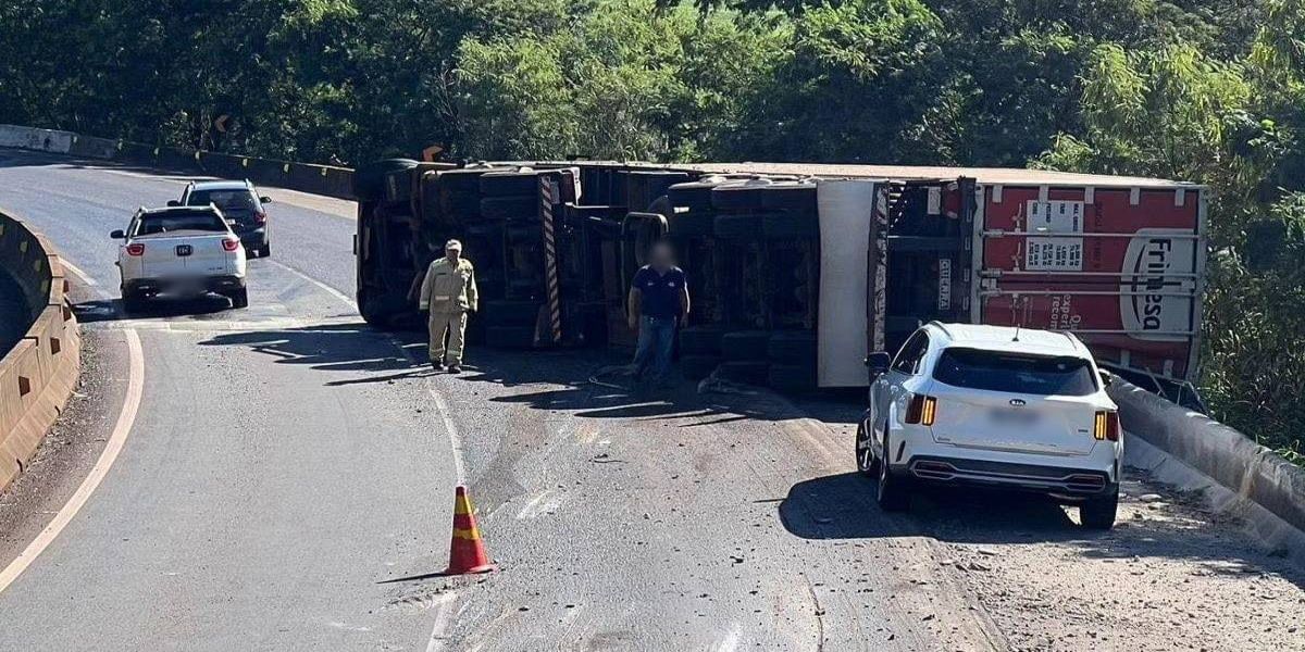 Caminhão tomba na BR 277, mas motorista sai ileso em acidente