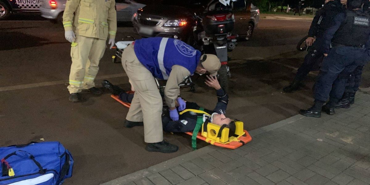 Guarda Municipal fica ferido após colisão de trânsito, na Rua Leonardo da Vinci