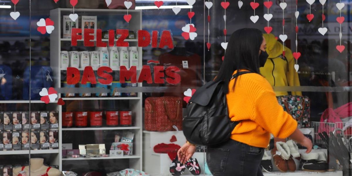 Procon dá dicas para consumidor evitar problemas na compra de presentes para o Dia das Mães