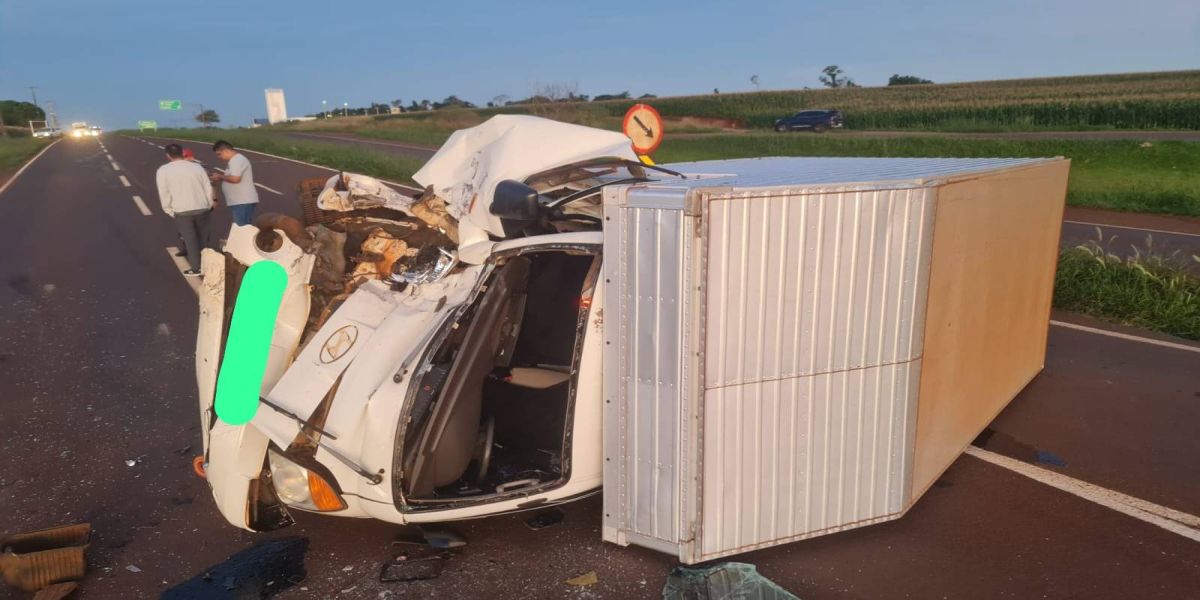 Furgão tomba após forte colisão na PR-317 em Toledo