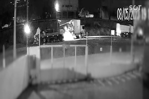 Imagem referente a notícia: Caminhões colidem na BR-277 e deixam carga de frutas e legumes espalhada pela pista em Cascavel