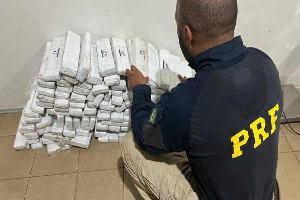 PRF apreende 100kg de maconha na BR-277em Medianeira