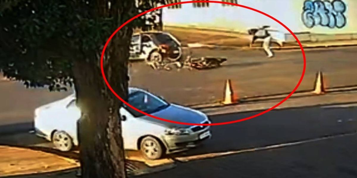 Câmera de monitoramento registra forte colisão entre carro e moto no centro de Cascavel