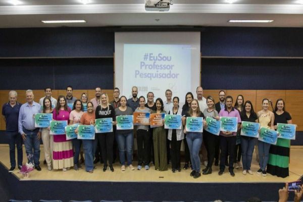 Com entrega de 20 bolsas, Educação de Toledo lança o programa Professor Pesquisador