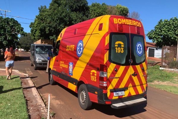 Imagem referente a notícia: Ciclista de 29 anos fica ferido após forte colisão de trânsito no Bairro Periolo