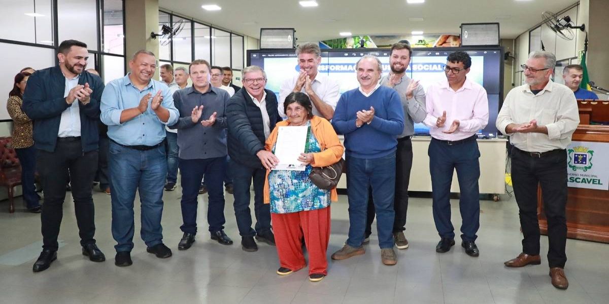 "Sonhei minha vida toda com esse papel", diz moradora que recebeu matrícula de imóvel