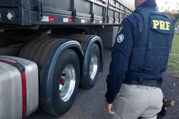 Imagem referente a notícia: Dos 22 pneus de carreta, 20 estavam carecas, flagra PRF durante fiscalização em Céu Azul; assista