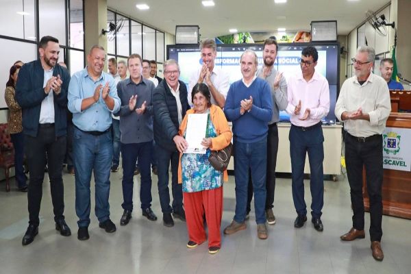 "Sonhei minha vida toda com esse papel", diz moradora que recebeu matrícula de imóvel