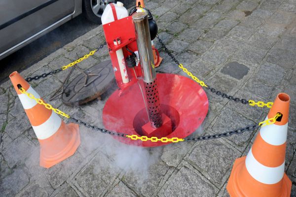Teste de fumaça ajuda a identificar ligações irregulares na rede de esgoto