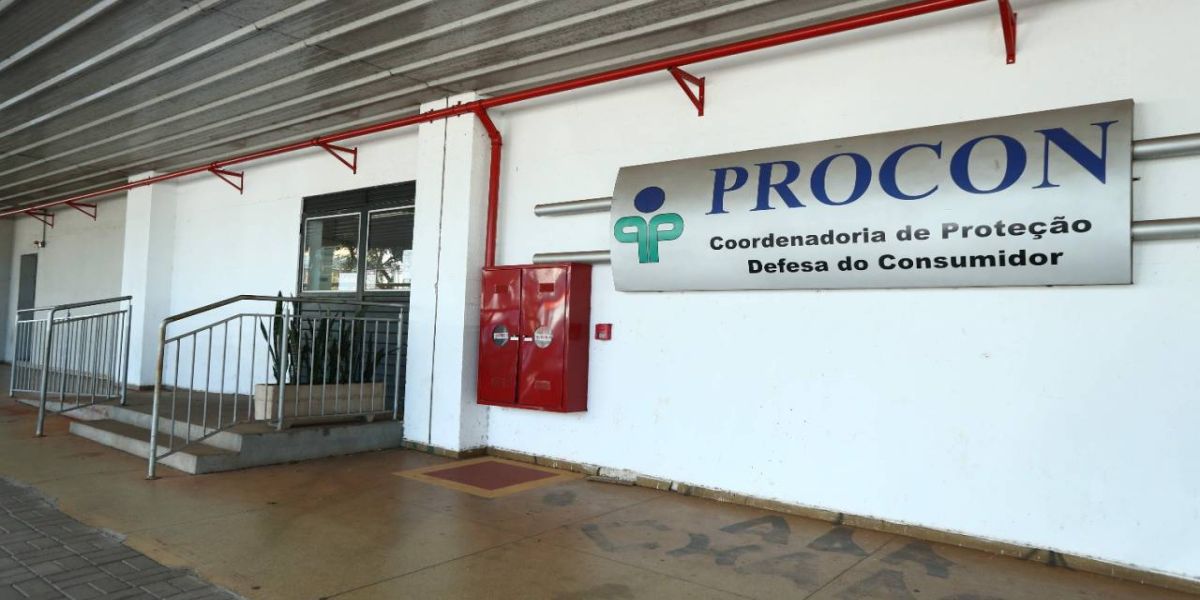 Dia das Mães: Procon realiza orientação aos consumidores e lojistas no Centro de Cascavel
