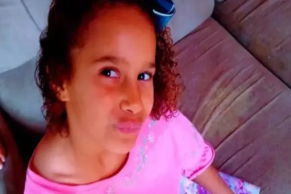 Foto relacionada a notícia: Corpo de menina desaparecida é encontrado embaixo de sofá na casa de vizinho
