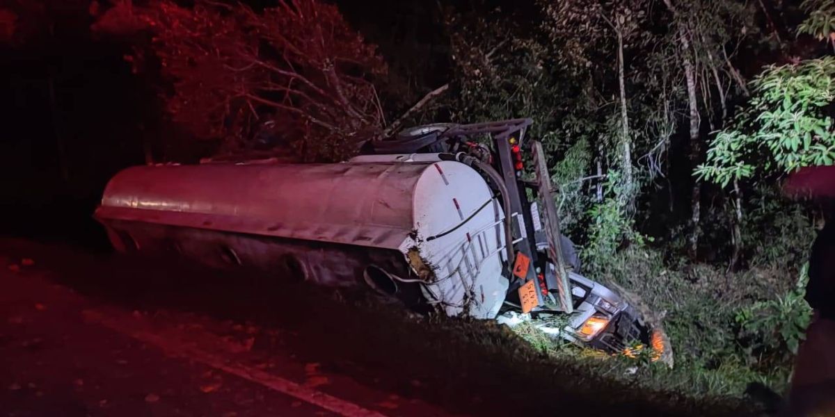 Tragédia na PR-160: motorista de caminhão carregado com gasolina morre em acidente em Prudentópolis