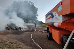 Imagem referente à notícia: Voyage pega fogo após colisão na PR-474 em Campo Bonito