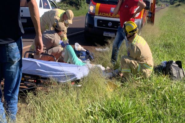 Imagem referente a notícia: Carro foge após acidente grave na BR-369 em Cascavel e deixa passageira da moto com fratura exposta