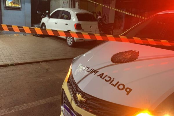 Imagem referente a notícia: Jovem de 29 anos é morto a tiros e outro é baleado em frente a distribuidora de bebidas em Cascavel