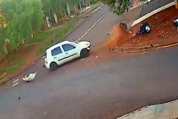 Imagem referente a notícia: Jovem de 20 anos fica ferido em colisão entre moto e carro no bairro Santa Cruz