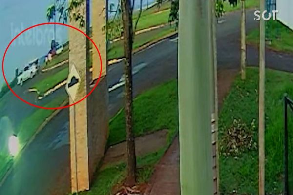 Imagem referente a notícia: Câmera de segurança registra trágico acidente entre Kombi escolar e caminhonete na BR 369 em Ubiratã