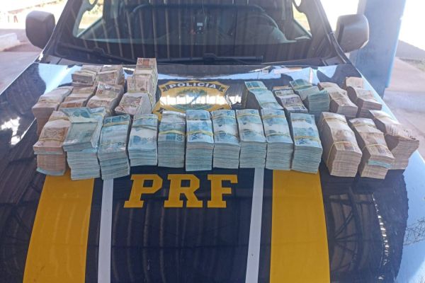 Imagem referente a notícia: PRF apreende mais de R$ 700 mil sem origem após abordagem na BR-163, em Mercedes