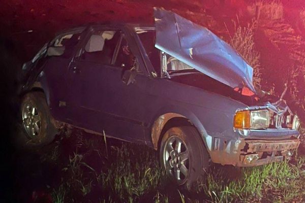 Grave acidente na saída para Carajá deixa três feridos e veículo completamente destruído