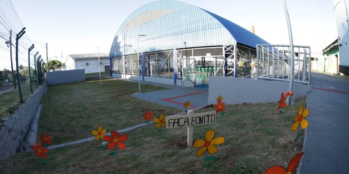 Cascavel entrega obras de revitalização do salão comunitário e quadra poliesportiva do Santa Cruz