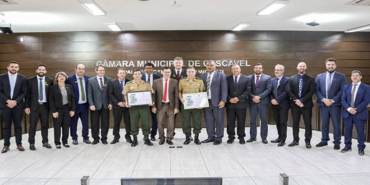 Câmara entrega homenagens à 15ª Brigada de Infantaria Mecanizada e à sua Banda