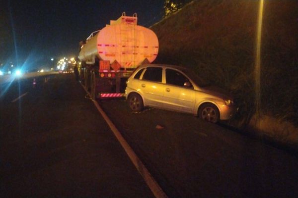 Caminhoneiro de 48 anos morre prensado entre carro e bitrem na BR-376 no norte do Paraná