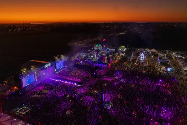 Foto relacionada a notícia: Fespop celebra 20 anos de sucesso e encerra com shows emocionantes em Santa Terezinha de Itaipu